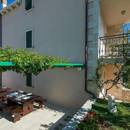 Apartment In With Sea View, Balcony, Air Conditioning, Wi-fi